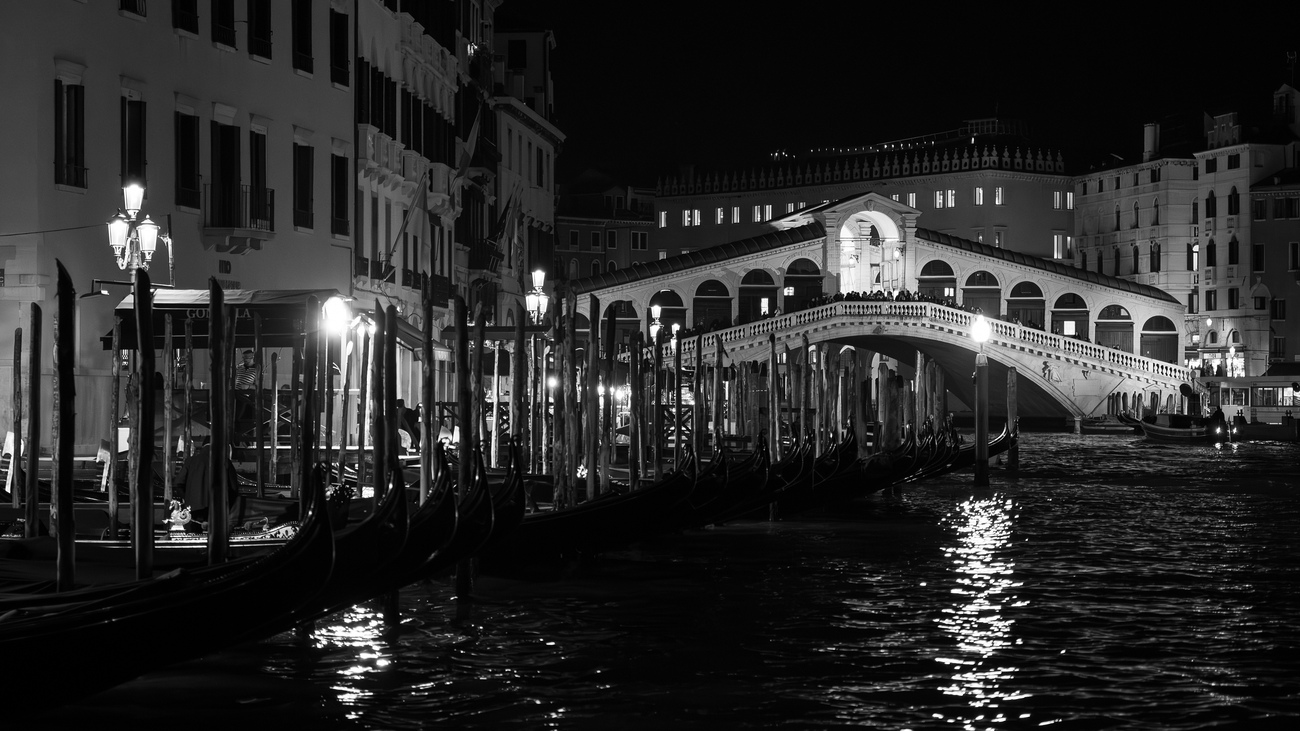 Gondoly kotvící v blízkosti Ponte di Rialto